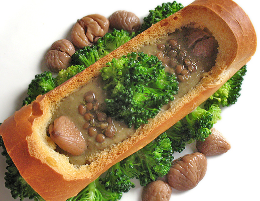 Crema densa di lenticchie, castagne e broccoli su scodella di pane