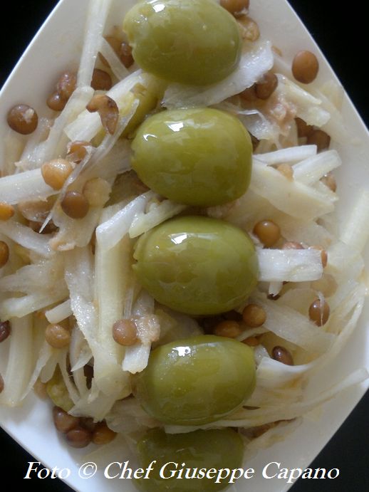 Insalatina di sedano bianco marinato allo zenzero, lenticchie e olive verdi