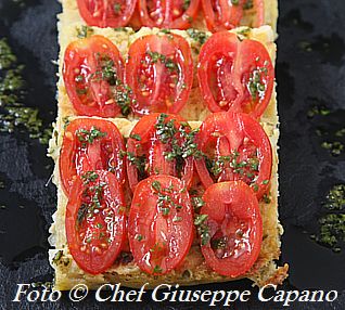 Piccoli quadrati di farinata agli asparagi con pomodori 318