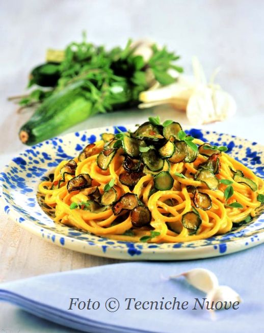Spaghetti allo zafferano con zucchine e cannellini